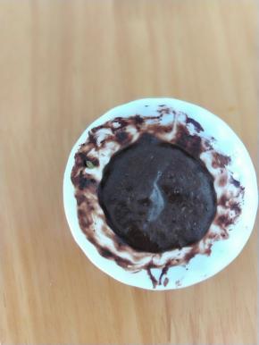 取适量香蕉奶昔加入一点点可可粉，搅拌均匀，紫薯蒸熟加入适量牛奶，搅拌均匀。