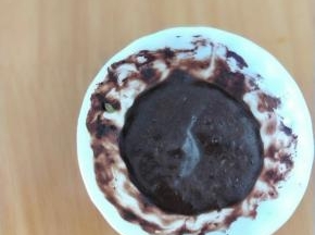 取适量香蕉奶昔加入一点点可可粉，搅拌均匀，紫薯蒸熟加入适量牛奶，搅拌均匀。
