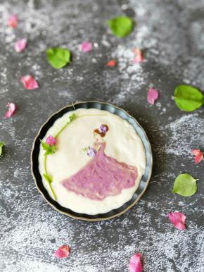 先用可可奶昔画出轮廓线，再用紫薯奶昔填上颜色即可。