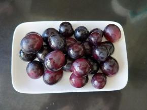 葡萄用适量盐和面粉浸泡一会，再用水冲洗干净。