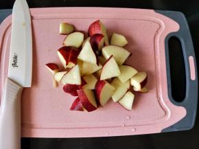 花牛苹果用盐搓洗干净，切成小块。
