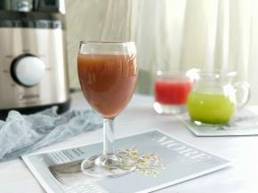 不到一分钟，美味解渴的葡萄汁就做好了。