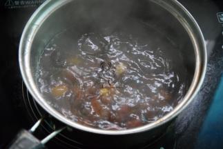 栗子放锅煮两三分钟