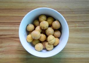 捞出后很容易去皮