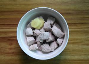 瘦肉切大块，焯水待用