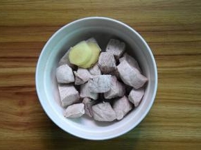 瘦肉切大块，焯水待用