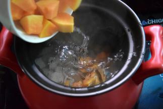 栗子、瘦肉、木瓜和姜片一起下锅，加水约1500毫升