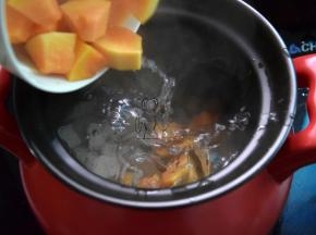 栗子、瘦肉、木瓜和姜片一起下锅，加水约1500毫升