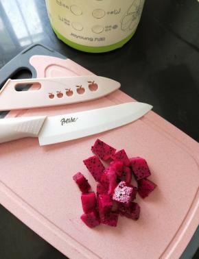 火龙果切成小块。