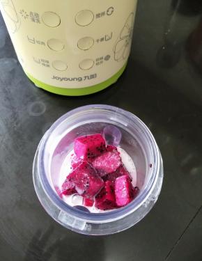 放入料理杯，加入牛奶。