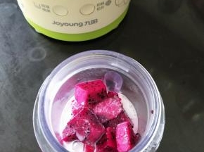 放入料理杯，加入牛奶。