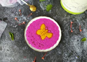 可可粉加一点点牛奶混合均匀，然后画出蝴蝶的轮廓线即可。