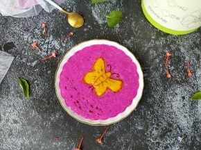 可可粉加一点点牛奶混合均匀，然后画出蝴蝶的轮廓线即可。