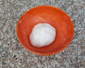 先开始制作糯米圆子，糯米粉放入碗中，加入温水，合成团