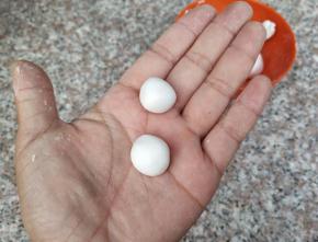 揪下一块面团放在掌心，搓圆，依次全部做好备用