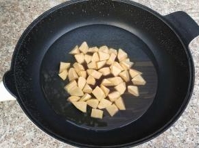 把锅里做水，加入切成小块的红薯，煮个五六分钟