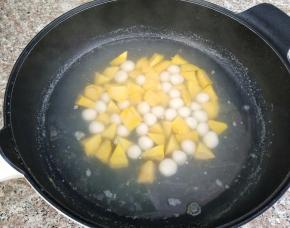 下做好的糯米圆子煮至浮起