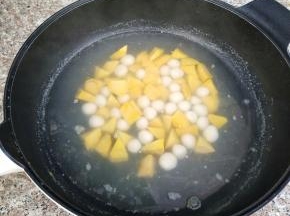 下做好的糯米圆子煮至浮起