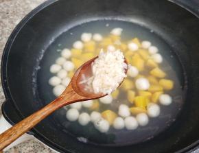 下酒酿和提前洗净的枸杞