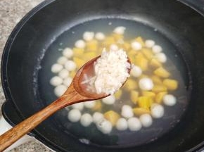 下酒酿和提前洗净的枸杞