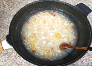 再加水淀粉勾个芡，什么状态呢？用勺子推动有微微的阻力的状态就好