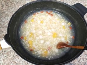 再加水淀粉勾个芡，什么状态呢？用勺子推动有微微的阻力的状态就好