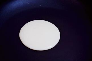 平底锅烧热，舀一勺面糊从中间慢慢滴落，让它自然形成圆形