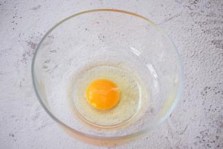鸡蛋打入碗中