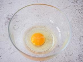 鸡蛋打入碗中
