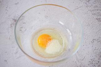 加入白糖，用手动打蛋器搅打均匀