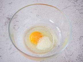 加入白糖，用手动打蛋器搅打均匀