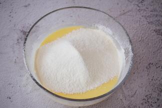 筛入面粉，用手动打蛋器搅打均匀