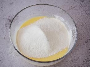 筛入面粉，用手动打蛋器搅打均匀