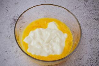 加入酸奶，用手动打蛋器搅打均匀