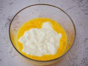 加入酸奶，用手动打蛋器搅打均匀