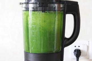 菠菜洗干净，放入破壁机中，倒入水，打成细腻的糊。