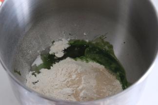 厨师机中，按照先液体后粉类的顺序，放入除黄油外的主材。搅拌成团