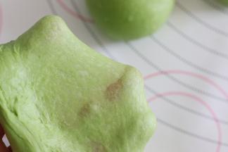 放入黄油，继续和面。直到可以拉出大片的膜即可。