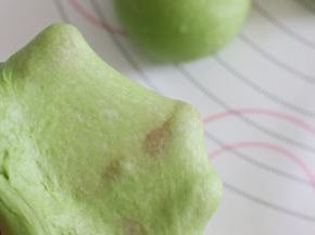 放入黄油，继续和面。直到可以拉出大片的膜即可。