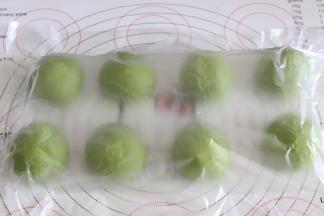 覆盖保鲜膜，室温放置大约15分钟左右。