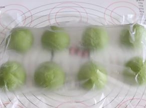 覆盖保鲜膜，室温放置大约15分钟左右。