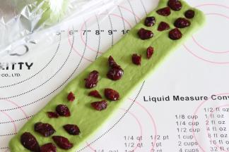 两个长边对折，中间捏紧，摆放上蔓越莓干。