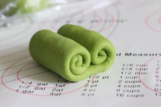 两边分别卷起，卷到中间位置。所有的都这样操作完，放到温暖的地方发酵约30分钟，大约1.5倍