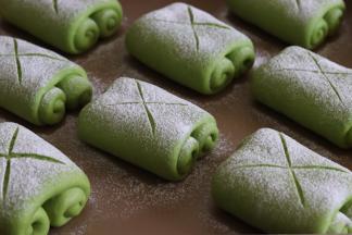 顶部撒一层高筋面粉，并用刀片割开口。