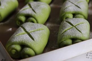 再继续发酵一会约10-15分钟，割口略微打开一点。