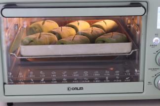 放入提前预热的烤箱，170度30分钟，顶部上色大约烤10分钟左右的时候，加盖锡纸。