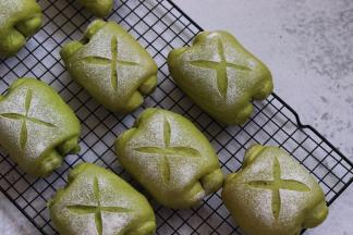 出炉后，取出放到晾网上晾凉。