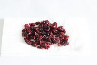 蔓越莓干，用热水浸泡一会，挤干放入厨房纸吸掉多余的水分。