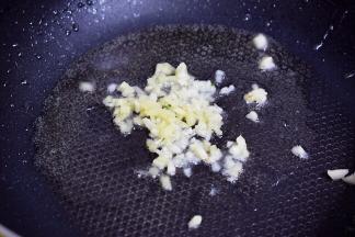 另起锅倒入少许食用油烧热，放入姜蒜末爆香