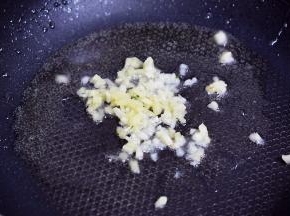 另起锅倒入少许食用油烧热，放入姜蒜末爆香